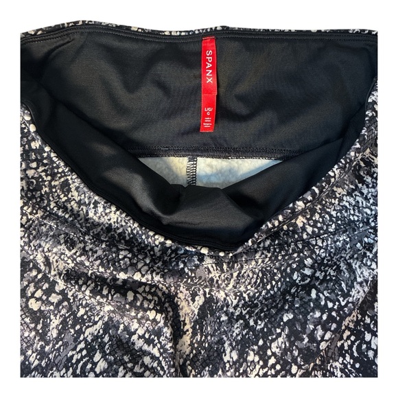 Spanx Faux Leather Snake Shine leggings in grey snake size Large Like New - Picture 9 of 10